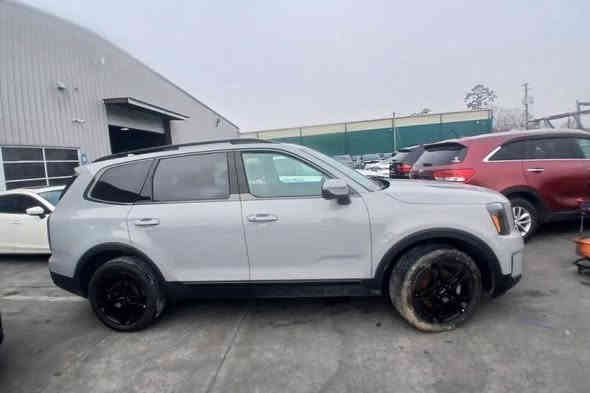 سلام عليكم كيا  تلورايد موديل وارد 2024أمريكي فول مواصفات
1.رادار أمامي + خلفي 

2.فتحت سقف

3. أشاير بل مري 

4.لد نهاري لون شمسي 

5.ويل حجم 20

6.جنطة كهرباء

7.تشغيل عن بعد 

8.كامرة خلفية

9.عدسات زينون

10.كشن منفصل لون مشمشي  vip

11.تدفئة تبريد كشنات أمامية

12.تبريد مركزي 3 قطع 

13.برد خلفية دفن بلادي 

14.ترحيب

15.كشن السائق كهرباء بل كامل 

16.كشن الصدر كهرباء 

17.نقطة عمياء

18.مانع انزلاق

19. تحديد مسار

20.أوتو هولد

21.سايد بريك  دگمة

22.اربع مودات قيادة 

23.الوضع الاقتصادي عند وقوف السيارة 

24.شاشة چبيرة 

25. تعتيم المراية 

السيارة بعد بيها هواي مواصفات ما مذكورة .

مرقم بغداد  رقم حلو تحويل شوكت ما يعجبك السنوية بأسمي .

الضرر:. موضع بل منشور الچاملغ الامامي   معدل على البارد +صبغ و بيهة بحچة بطول الاصبع فقط الباقي كلة مكفول كفالة عامة من گشر و تكحيل و مكينة.    السيارة وياها بصمتين 

 السعر :  335     ***********
