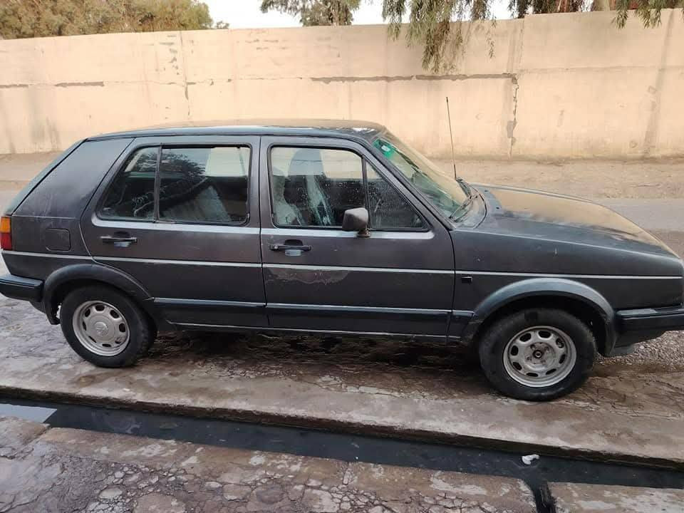 سياراة موديل 85 للبيع ما بيها طغه ولا معجون وبس بيها تطويز بوند وسقف السعر 30 وبيها مجال والتواصل عل رقم***********
