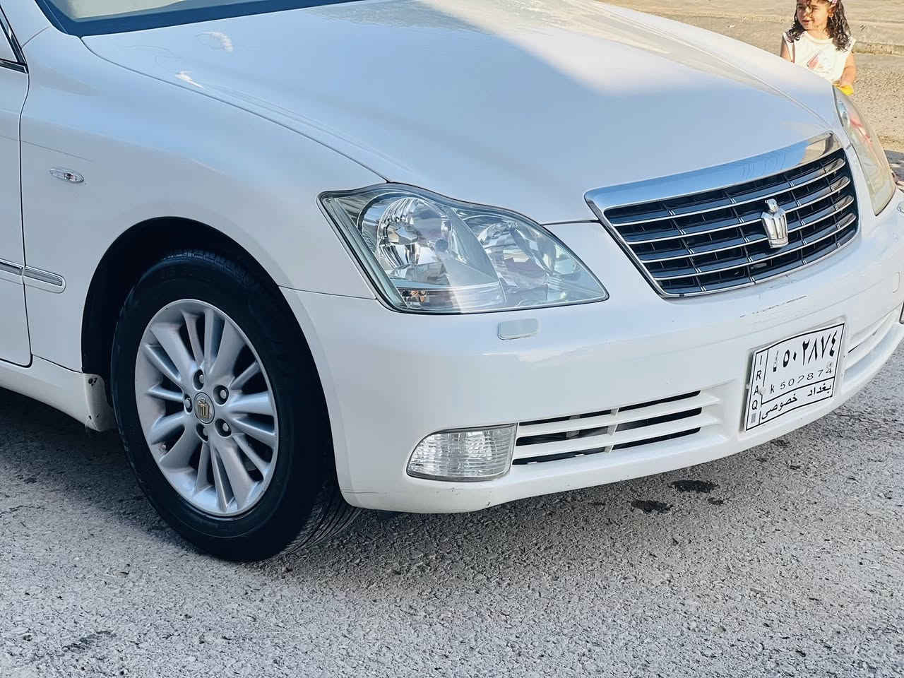 شاهینە مووس 2005
گێڕ کەورە مەکینە گەورە 
سپی ناوزەرد
بێ دووگەڵ
دوو دووگمە  
کامل مەسرەف .
ساردوو گەموو بریکی بەسراوە .
تەقەو ڕەقەی نییە .
یەک پارچەبۆیاخی ئەورووپایە
سعری 54گەڵاو مەجال.
لەدواوە،دەعمی؟هەیە، لای سایەق
***********.
***********سەیسایەق
