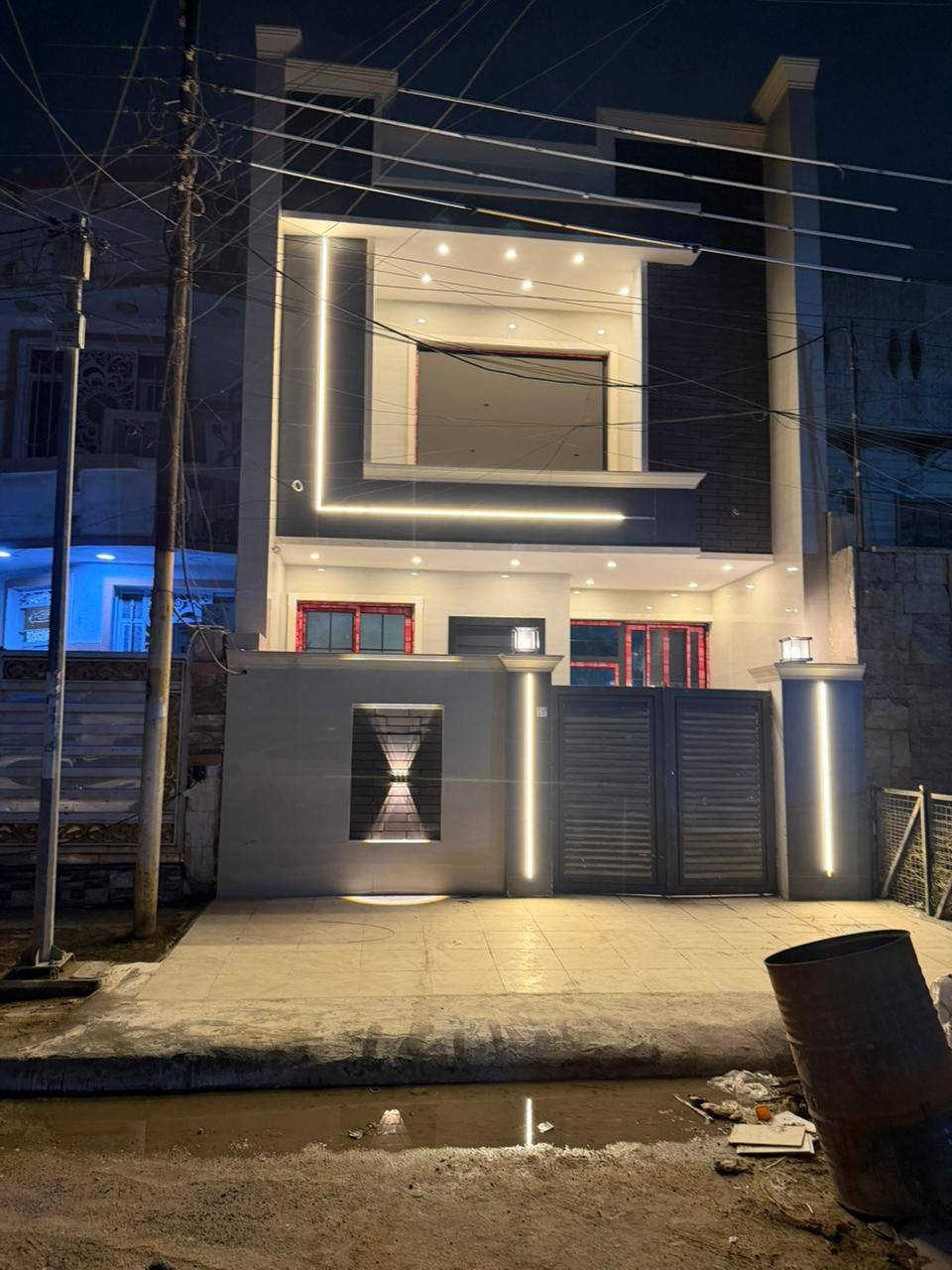 السلام عليكم 

دار للبيع 120م في حي الجهاد منطقه الأساتذة 
خلف اربع شوارع مباشر كما واضح في الصورة 

/علئ شارع 15متر رصيف 4متر 

الدار يحتوي على 3طوابق 

تسليم مفتاح كأمل  

مساحه 120متر

(واجهه6متر  20 متر ) 

الطابق الاول يحتوي على/كراج /صاله /مطبخ و مطبخ حار / هول داخلي كبير / شلال داخلي/ غرف نوم /  صحيات/ مناور خلفي 

الطابق  الثاني يحتوي على/ غرف نوم عدد(2سويت )مفصوله 

الطابق الثالث  يحتوي على/ غرف نوم كبيرة/ مطبخ 
صحيات/ سطح امامي 

واجهه بورسلين إسباني 
ارضيه مرمر 
سيراميك المطبخ  وحمام ألواح  هندي تصفير 

استفسار مكتب المجد 
***********
***********
