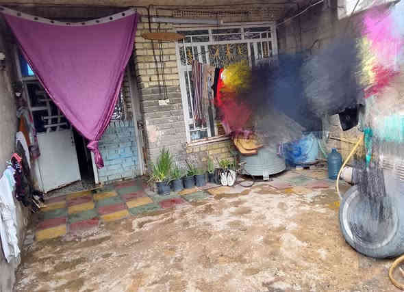 بيت للبيع مكان بغداد سبع قصور شارع قاسم لوكيل لمساحه 100متر لبيت يحتوي على
غرفه وصاله واستقبال وحمام داخلي ومطبخ ورا لغرفه 
لبيت على الشارع 
السعر 25 وبي مجال 
للتواصل واتساب ***********
