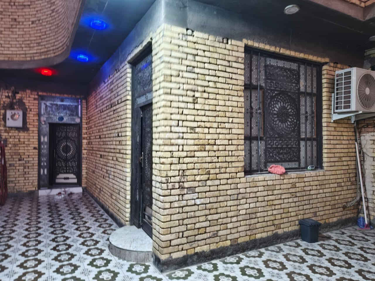 السلام عليكم بيت طابو صرف للبيع موقعه شارع ابو لبنان حي الفداء مساحته ٢٠٠ الواقع ٣٠٠ يبعد عن شارع عام ٥٠متر  يتكون من غرفتين مطبخ صاله واستقبال مناور ٢ صحيات داخلي وخارجي طارمه واسعه بيها حديقه وطابق ثاني بي غرفه وحده البيت جاهز من كلشي مابي كل نقص متوفره كافه خدمات سعر ٢٣٠ وبي مجال ***********
