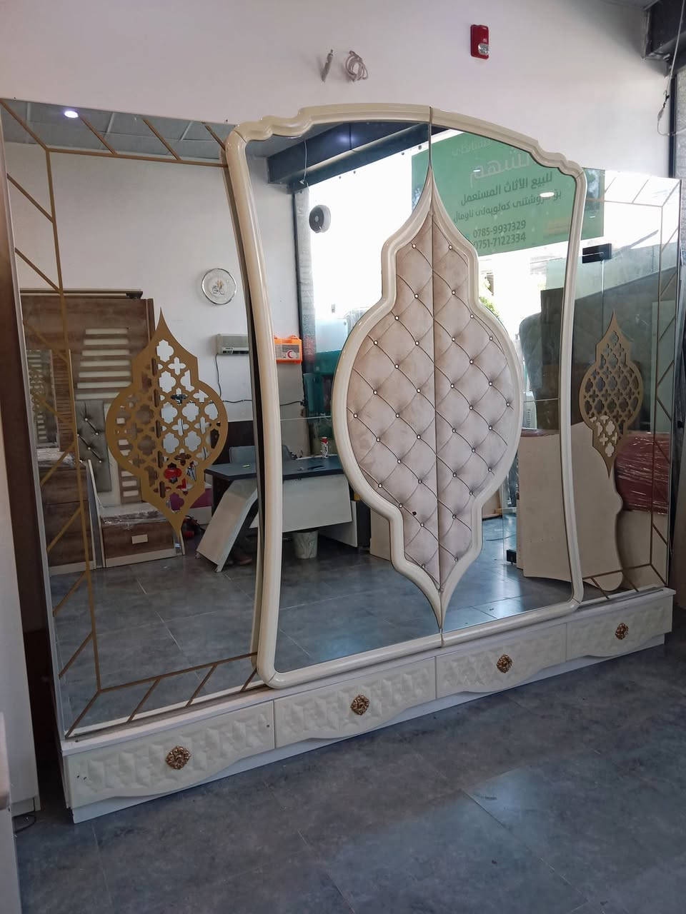 غرفه نوم ملكيه 7 قطع للبيع عرظ الكنتور 3 متر وأرتفاع  مترين و40  وجه جربايه قياس العرظ 180  ارتفاع 144 السعر 600 مع الشد ونقل ودوشك تواصل ع الرقم  ***********
