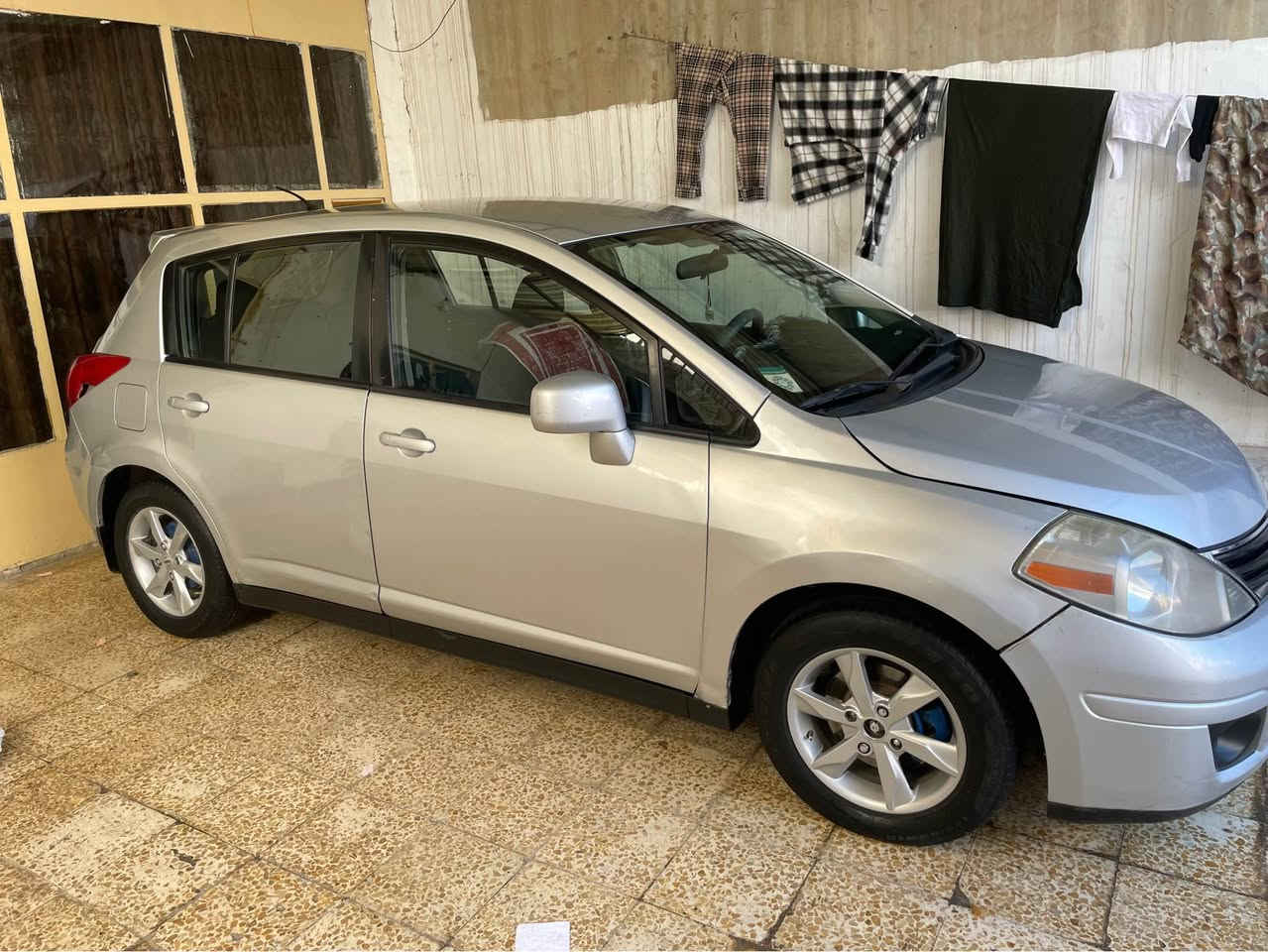 نیسان ڤێرسای شکل تیدا
***********
مۆدێل 2012
تۆماتیک+جام کارەبایی+تەبرید+گێر+مەکینە بەناوکردن+بەشەرتە
سەیارەکە چوار تایەو ویلە جوانی لەژێرە
سبوخ ٣ پارجەی هەیە دەرگای لای سەکن کەمەکی گرتیە بەلەم زۆرنیە بئ ئێرباگ پشت و پێشت کەپس 
سەیارەکە تازە پێشی توند کراوە+رۆنە گێر و مەکینەی تازە گۆردراوە تەنانەت کێسی گێریشی پاکراوە
سەیارەکە ١٥ وەرەقە خرامەی لەسەرە وەری دەگریتەوە 
سحریشی ٨٥و مەجال 
*********** أربيل, العراق
