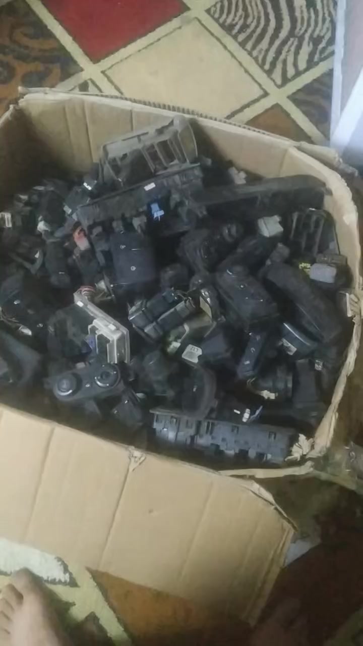 السلام عليكم اخوان شلعة مال غراض حاوية كوري شلعة وحدة بيهن 1500قطعة او اكثر سعر 950واصل الباب البيت وموجود مفرد للتواصل ***********
