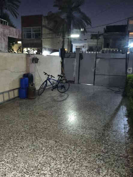 بيت مساحة 280 متر للبيع
بيت في الصليخ قرب دار رعاية الايتام 
واجهه 11 ونزال 25 ونص 
يحتوي على 4غرف نوم و3 حمامات داخلية و2 خارجية ومطبخ وصالة جلوس عدد 2 وصالة ضيوف كبيره وكراج يتسع سيارتين وحديقة 
عمر البناء 10 سنوات 
البيت طابو صرف 
المنطقة هادئه وكاملة الخدمات 
السعر 1٫120٫000٫000 مليار و120 مليون وبي مجال للشرايه 
للأستفسار الاتصال على ***********
***********
