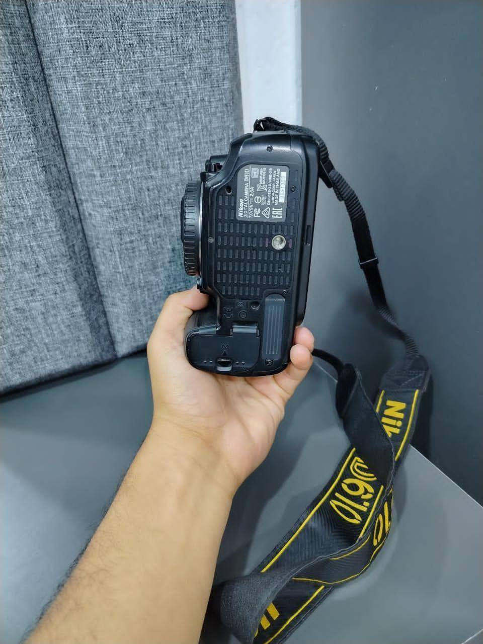 كاميرا نيكون طراز D610.
هي كاميرا رقمية ذات عدسة أحادية عاكسة (DSLR) بإطار كامل (FX-format).
تتميز بمستشعر CMOS بدقة 24.3 ميجابكسل.
تدعم نطاق حساسية ISO واسعًا من 100 إلى 6400 (قابل للتوسيع إلى 50-25600).
تحتوي على نظام تركيز بؤري تلقائي (AF) متقدم مكون من 39 نقطة.
تشتمل على فلاش مدمج وشاشة LCD عالية الدقة مقاس 3.2 بوصة الاستفسار ***********
