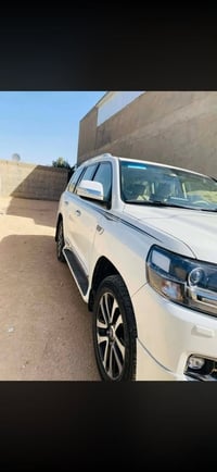 لاندكروز مديل 19 للبيع  السعر 410  للتفاصيل كامله 07775503956