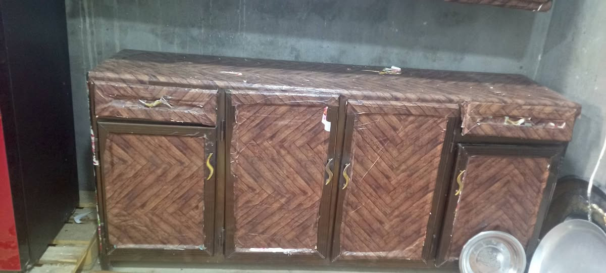 كاونتر الامنيوم قطعتين مستعمل نضيف لون اسود بس مغلف جلاد لون جوزي مثل ماموضح بصوره.. سعر 60وبي مجال بسيط مكان سماوه.. تصال عله رقم او مراسله واتساب  ***********
