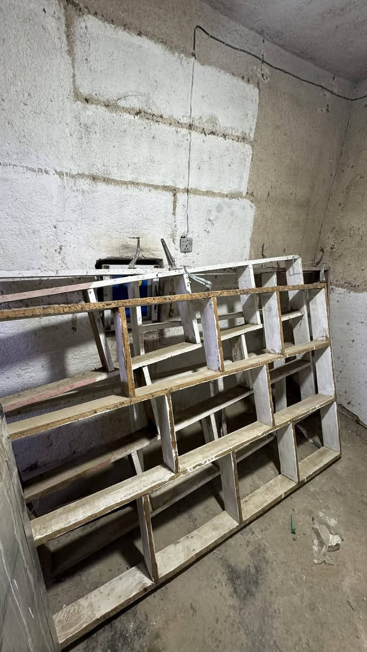 رفوف عدد ٣ خشب وميز عرض المنيوم وعارضه للبيع 
***********
