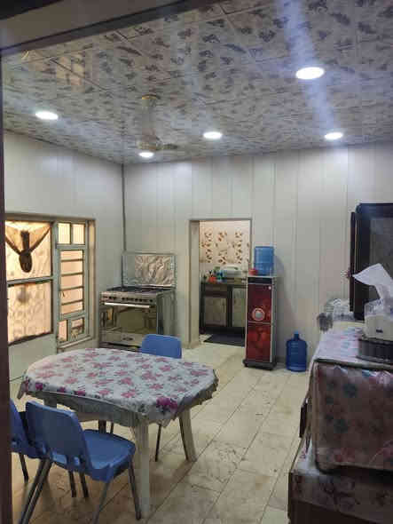 السلام عليكم 
بيت ركن المساحة (250م) قرب مدرسة الفيالق 
يحتوي على استقبال ومطبخ 
وصالة وثلاث غرف  
مع 3 صحيات في الطابق الاول
و 5 غرف في الطابق للثاني 
3 غرف سويت وحدهن  مع صحيات 
وغرفتين  سويت وحدهن  مع صحيات معزول
 السعر (340 مليون) بي مجال بسيط 
للاستفسار الاتصال على  الرقم 
***********
***********
