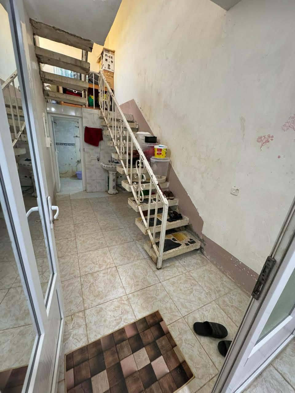 السلام عليكم دار للبيع اركوازي كيعان وريا قطعة كاملة 240 متر البيت نضيف وبي بير سعرة 45 وبي مجال 
وهذا رقمي ***********
