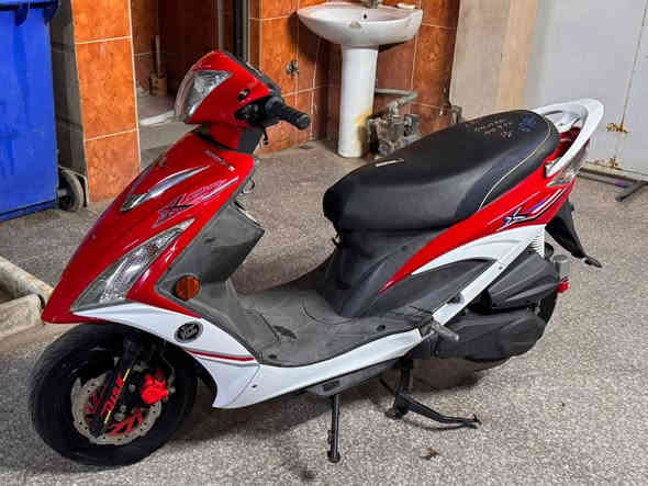 سلام عليكم دراجة كامكو جي بي حديث موديل 2018 لو 2016 ما متئكد الدراجة مكفولة كفالة عامة الدراجة لوك تجي تشوف المكينة مالتهة اذا مو تلمع ترجعهة الدراجة كل 10 ايام اديرلهة امزويل قبل 6 اشهر نزلتهة رمبة ع ايدي الوصل مالتهة موجود اخذتهة ب مليون و800 حاليآ عارضهة ب مليون و 250 وبيهة مجال حك الجية 
مكاني بغداد حي اور الدراجة ماشية 25 الف فقط 
***********
