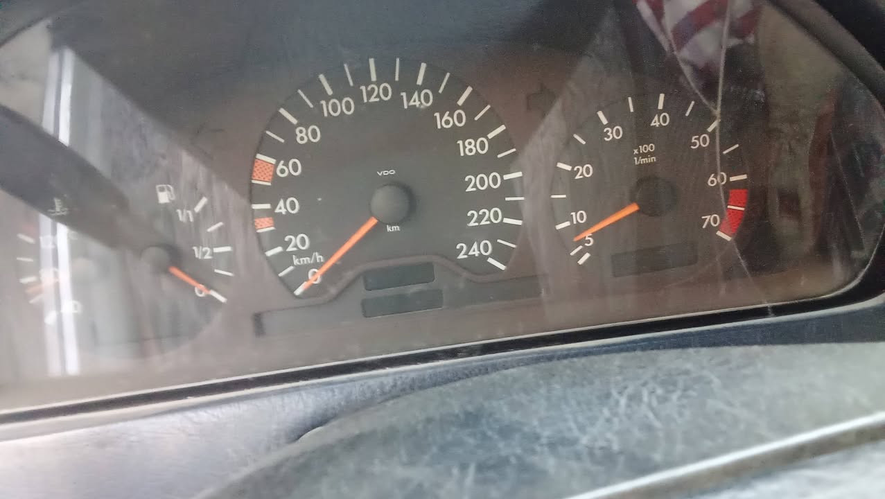 السلام عليكم من رخصه مدير الكروب مرسيدس بيبي شبح موديل 2000 بلادي كير و محرك اربعه سلندر كير عادي شرط التحويل بنفس اليوم   لل استفسار *********** أو *********** بغداد مدينة الصدر قطاع 5 قرب شارع كاتب عدل
