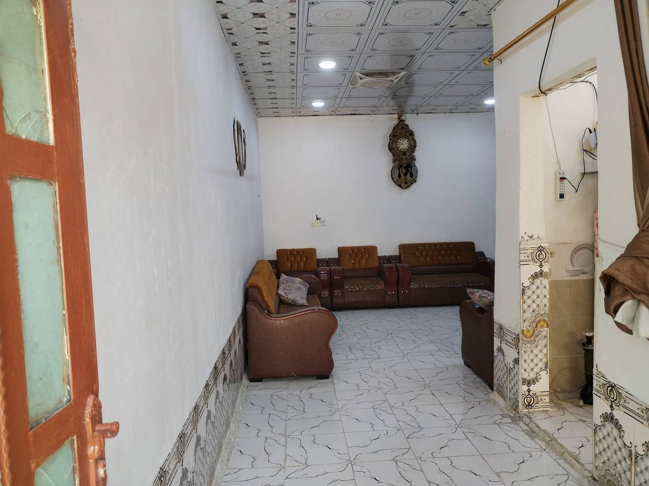 يالله) بيت للبيع جاهز مجهز سيراميك بورسلين مساحة البيت 115 متر يتكون لبيت من غرفة نوم كبيره وصاله ومطبخ وصحيات وطارمة كبيره ماء وكهرباء وتبليط لباب لبيت يعني جميع الخدمات متوفره البيت يصلح سكن او حسينيه العنوان كربلاء طريق نجف كربلاء عمود 900 الشارع زوار كلش قريب علي للأستفسار ***********
