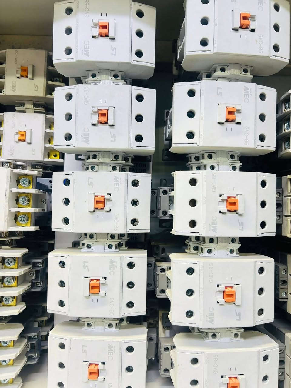 سلام عليكم ورحمه الله وبركاته
يوجد لدينا جميع الكونتكترات والقواطع 
كوري Ls باله وجديد جميع الامبيرات متوفره ثلاثي ورباعي ارخص الاسعار التنافسية 
الاستفسار *********** يوسف الكعبي 
خدمه توصيل جميع محافضات العراق
