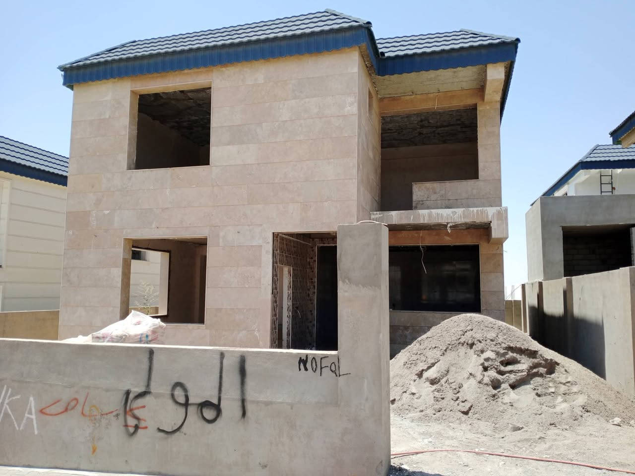 السلام عليكم
دار للبيع مجمع رويال السكني 
خلف مطعم عبدالله بجانب سيكانيان 
مساحة 220م طابقين بناء عصري مجمع متكامل خدمات حراسة 
المجمع كامل وناس ساكنين 
المجموع الكلي 7 دفاتر 
المبلغ الواصل 4 دفاتر ونصف
المبلغ الباقي 2 ونصف تنطي مقدمة دفتر ونصف للمجمع ويكمل البيت والباقي تقسيط
المجمع مكانه مميز قريب على كلشي 
للاستفسار :***********

