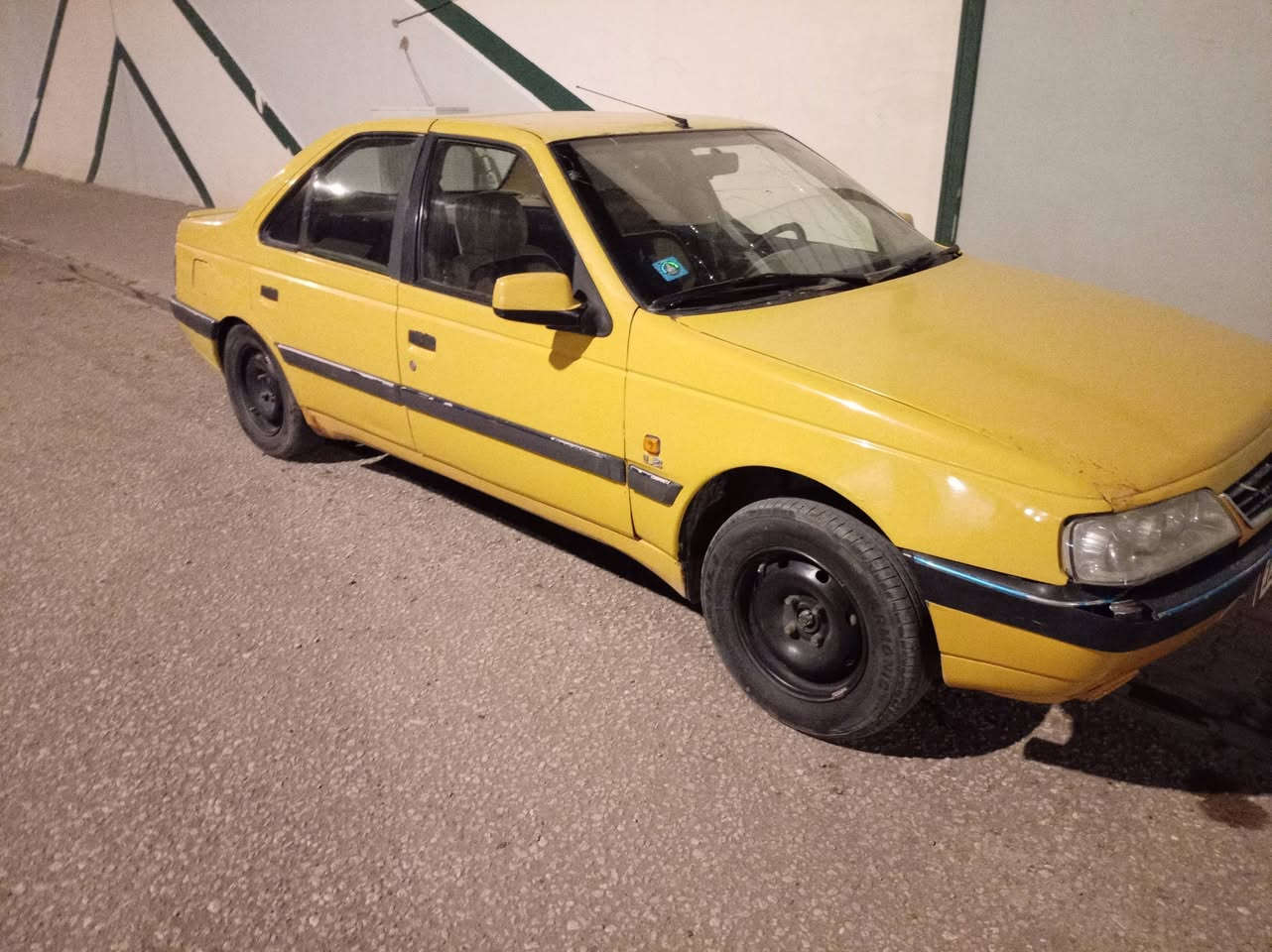 السلام عليكم 
بيجو 405 لميس موديل 2012
رقم بغداد دولي مصفرة ماعليه لا هيئه ولا غرامات  مكينة وكير خير من الله بس يرادله حدادية السعر 
25  ورقة وبيه مجال قليل 
***********
مكان سيارة نجف
