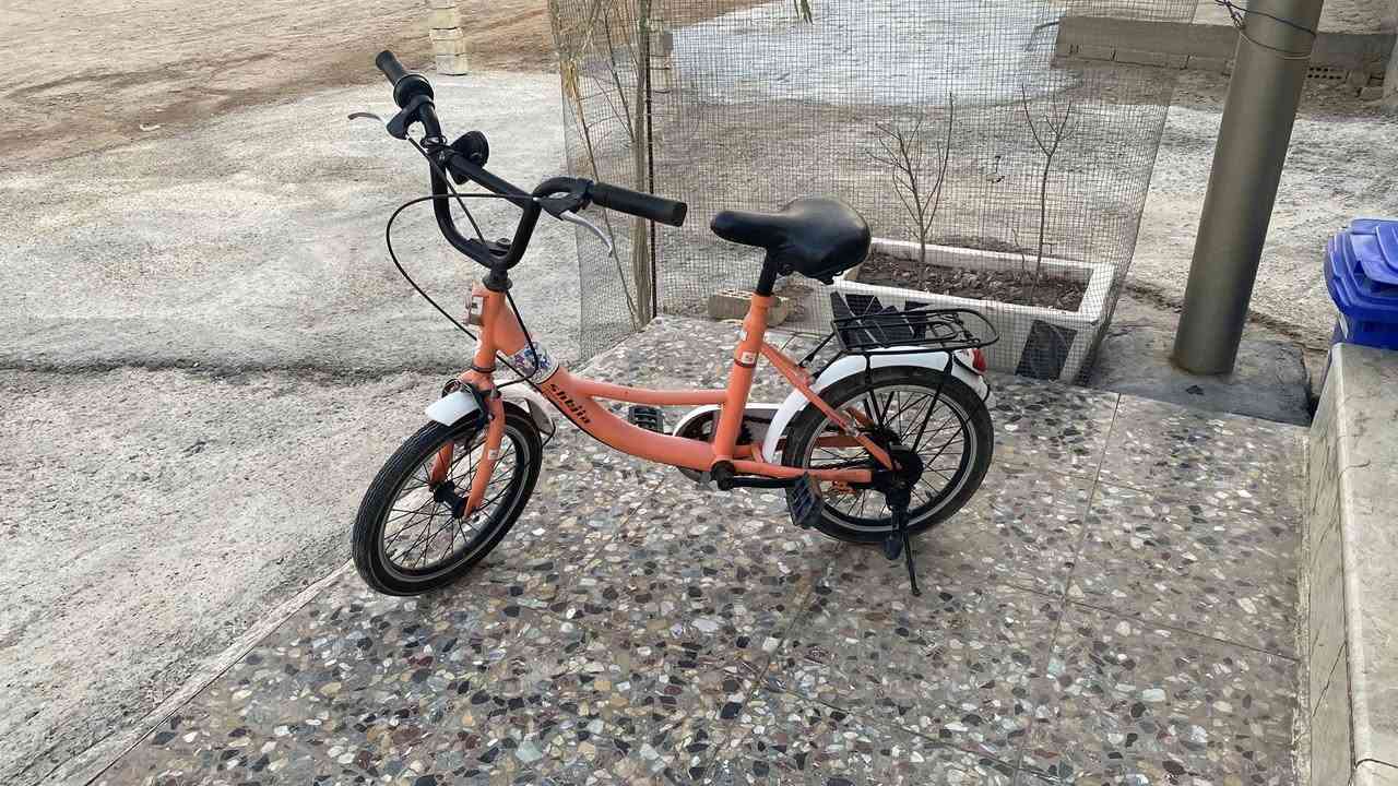 السلام عليكم 
يوجد غسالة للبيع نوع شونك اخت الجديدة نقص غطاء حوض الغسل السعر 75 الف ويوجد بايسكل السعر 50 الف 
للاتصال على الرقم ***********
