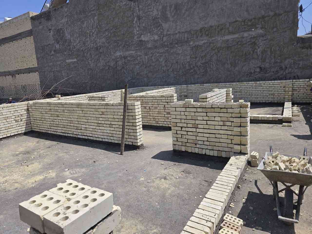 (((  ابو بنين المقاولات )))
عرض البناء الاقوى في بغداد 
  بناء.   نقد وبالقسط  كافت المناطق بغداد شتغل بكل زراعي كافت لمواقات عليه
***********انتصال 
عرض البناء يبده  300  الف الحد ٤٠٠الف للمتر المربع الواحد فقط ذرعة سقوف .. 
وفق المواصفات الانشائية التالية :-
1-تهيئة الارض  الارض و فرش طبقة من السبيس الخالي من الشوتئب و الجلمود عند الحاجة و حدل الارض بحادلة 20 طن للوصول الى المستوى المطلوب.
2-رش الارض بالمبيد الحشري الجرثومي عالي الفعالية مع فرش طبقة من النايلون الزراعي.
3-تأسيس شبكة مجاري 4انج الامل الشريف مصري مسلح ثلاث طبقات.
4-قالب الخشب و تسليح نشر حصيرةواحدة حديد بنشر 30سم مع اضافة جسور بابعاد اتاري 25سم ناجح بالفحص و باقطار حديد نصف انج مع شيش قياس 5 نوع عراقي f.f .
5-صب الاساس باسمنت مقاوم خلطة c30 بارتفاع 40سم للرفت.
6-صب البتلو مع اضافة مواد عازلة للرطوبة.
7-البناء يكون بالطابوق الابيض الجمهوري.
8-صب الاسقف نشر 30سم مع جسور بارتفاع 30سم و مواصفات الطابق الثاني و البيتونة نفس القياسات المذكورة.
9-تأسيس شبكة الماء مسلح درجة اولى تركي.
10-تأسيس الكهرباء نوع سيمنز العقبة الاردني.
11-تطبيك الارضية بكاشي موزاءيك وبورسلين تطبيك الحمامات و المطابخ بالسيراميك الايراني الدرجةالاولى
13-عمل الجص و البورك بمساطر بقياسات 90 سم و البورك نوع غزال او مالج.
14-الواجهة مرمر و بورسلين بنسبة 50% من كامل الواجهة بدون اي اضافة بالاسعار.
15-ديكورات جبسوم بورد للصالة فقط.
16-الانارة نوع سعودي او اماراتي بضمان 5 سنوات و الميزانية نوع (اي بي بي ) سويسري ضمان 25 سنة.
17-الفتنكات الصحية و الاثاث للصحيات نوع تركي درجة اولى.
18-لبخ المناور و الجدران الداخلية و الستارة للسطح مع النثر.
19-بايات الدرج كرانيت درجة ثانية او بورسلين حسب اختيار الزبون
21-محجر الدرج المنيوم تركي .
22-الابواب الداخلية تركية بقياس 210سم .
23-الشبابيك حديد او المنيوم مع زجاج بقياس 6ملم و ابواب المداخل حديد.
24-باب الاستقبال قاصة تركي المنشأ مع كيلونات ايطالية بضمان 20سنة من شركة E-Form.
25-السطح شتايكر مع فلين بسمك 3سم مع زميج مع عازل رطوبة.
26-تجهيز سخان سعة 120لتر مع تجهيز تانكي ماء سعة 1000لتر مع بوستر مع مضخة ماء درجة اولى.
27-باب السياج الخارجي حديد درجة اولى.
28-شبكة معالجة ارضة مع شبكة خطوط كامرات مع انترنيت .   المواصفات المذكورة تثبت و ترفق بالعقد .لمتر هيكل يبده من ١٨٥ الحد ٢٢٠
كافت مناطق الزراعي 
اشتغل جميع لموافقات عليه اي زراعي اني شتغل
