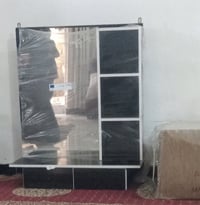 ميز مرايه جديد  مرايه وجرارات ثنين وتلث رفوف بيه لسعر 100 لعنوان بغداد...