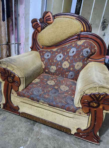 سلام عليكم تخم رئاسي للبيع اشويه بي ضرر قيم وخذ بس الكراسي بيهن ضرر ***********
