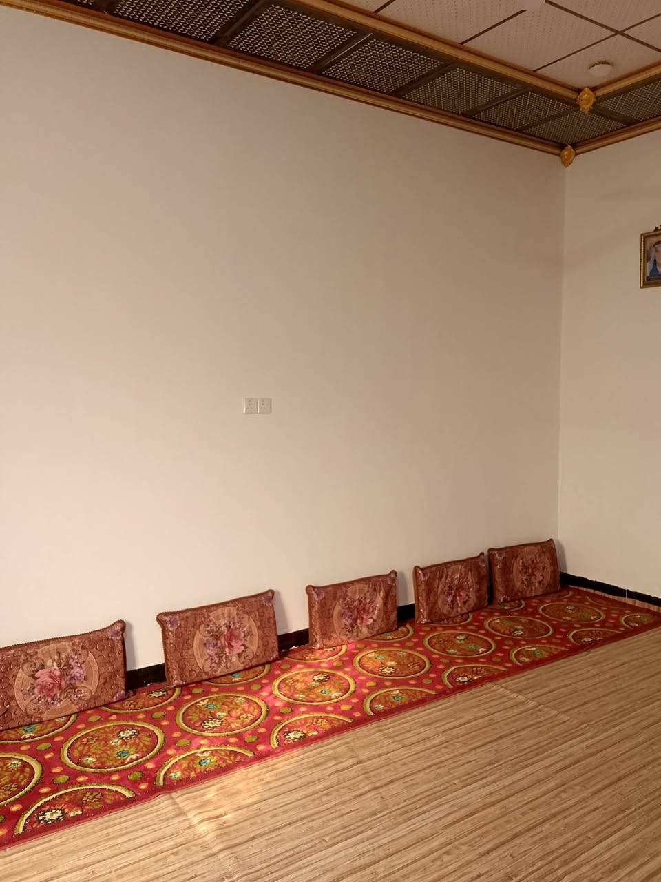 دار للبيع زراعي يحتوي على 3غرف صاله ديوان مطبخ صحيات 
غرفه بالصطح مساحه 200متر 
حي القائد مزرعة ابولطيف  السعر 75 قفل 
للاستفسار الاتصال على الرقم ***********
