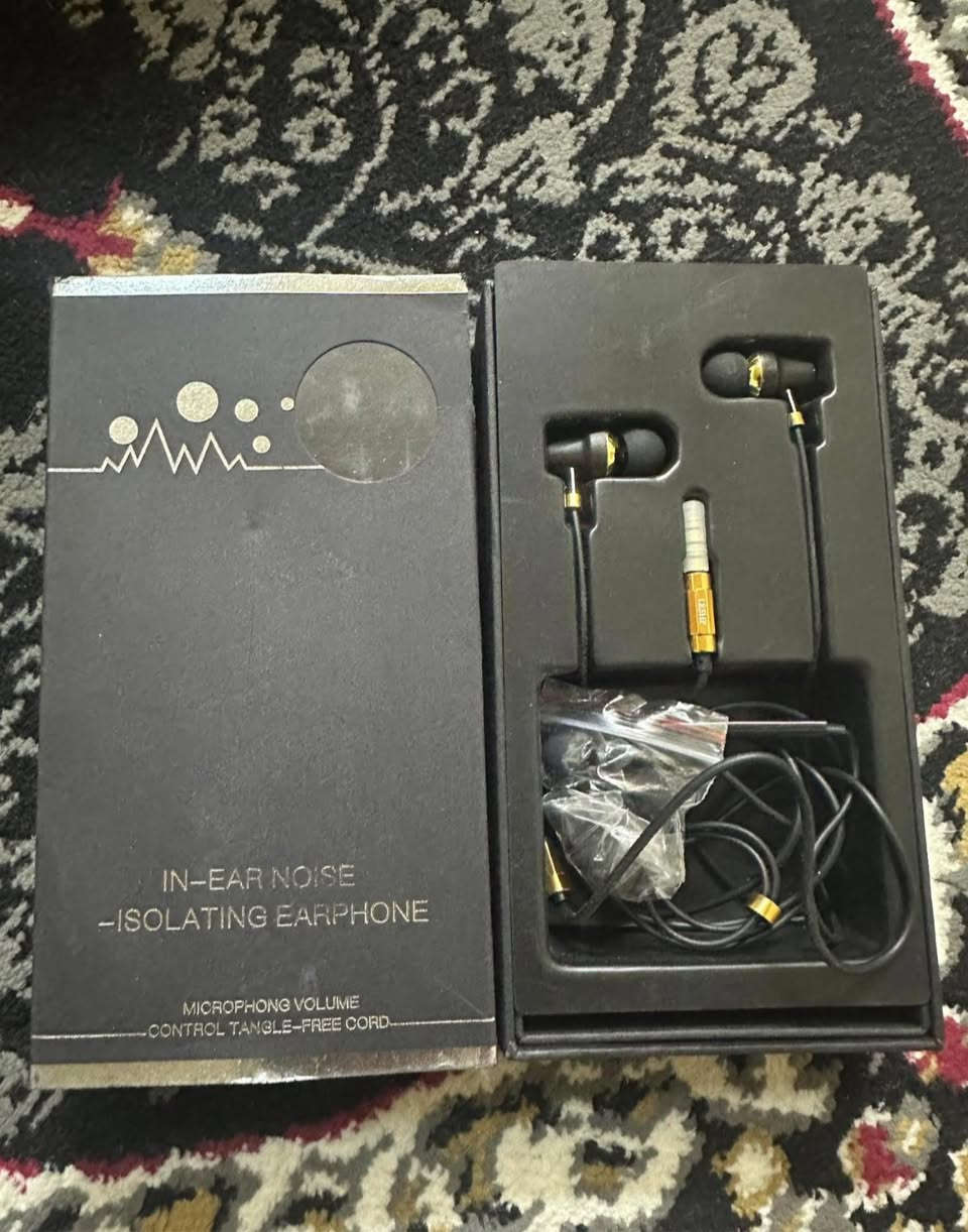 هذه سماعات أذن سلكية داخل الأذن مزودة بميكروفون لعزل الضوضاء من ماركة 1MORE.  عندي منها ((٣٠))قطعه 
القطعه ع اربعه الالف بيها مجال للي ياخذهن كُلهن


**إذا كنت صاحب هذا الإعلان وتريد حذفه لأي سبب، رجاءا أرسل رسالة إلى الدعم الفني**