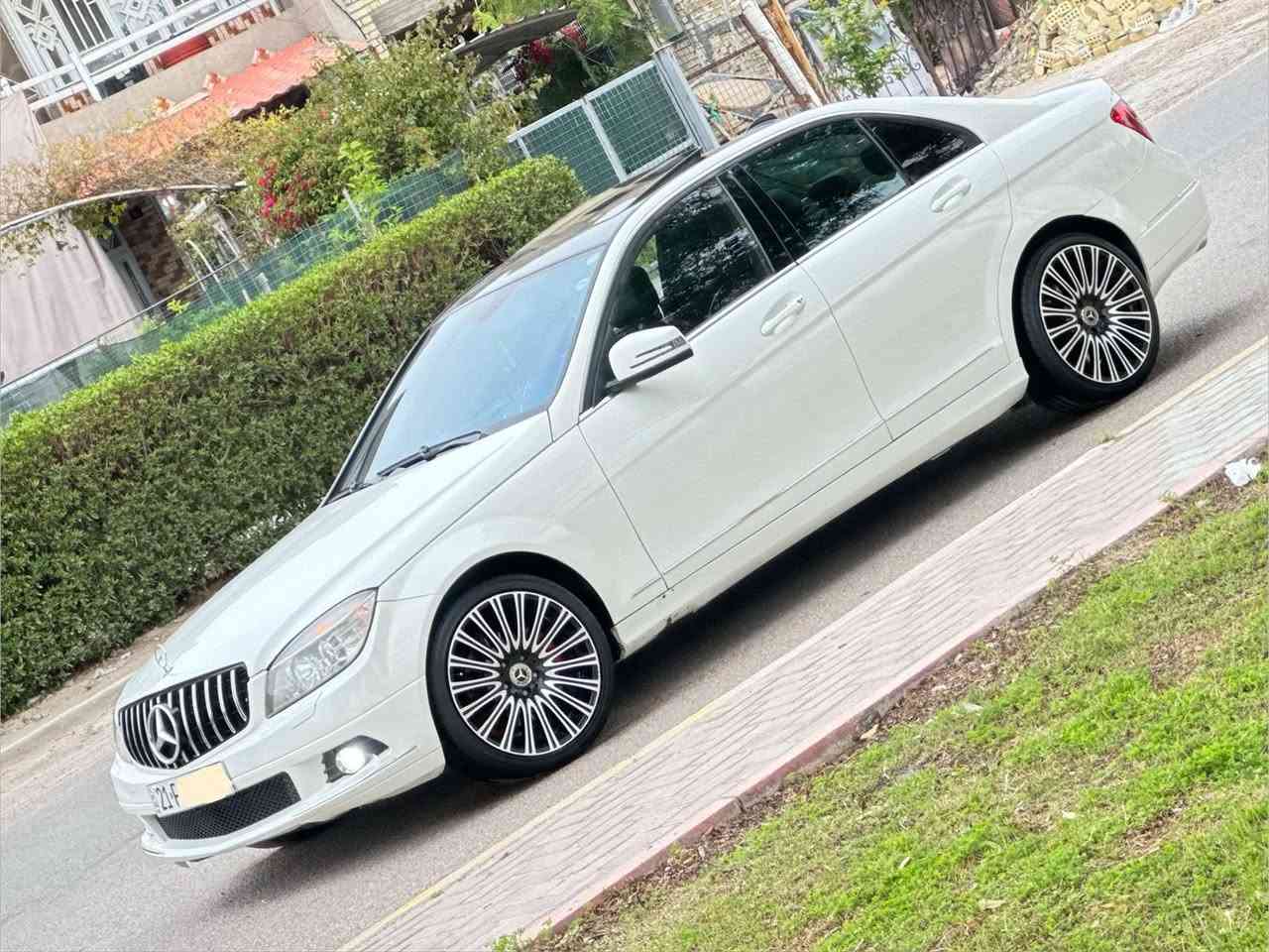 السلام عليكم للبيع فقط 

***********

مارسيدس c300 Amg 

موديل 2011

محرك v6 عقل فوك المرغوب

فول موصفات 

صبغ 3 قطع بدون دواخل 

كير مكينه كفالة 

مواصفات السيارة 

تعتيم تلقائي للمرآة الداخلية 

نظام تبريد +قطتعين منفصل تبريد ثلج 

أنارة قراءة أمامية 
حساس اضاءة
فتحه 
موس تحكم وسطي

لايتات زينون وعدسات 

كشنات جلد كهرباء مع تخزين ميموري 

ستيرن كهرباء 

تحكمات ستيرن 

داخل اسود سقف شامو

شاشه 
 
لايت زينون وعدسات 

حساسات مطر

وبيها بعد هواي مواصفات ماذكرتهن

رقم شمالي تحويل وكاله بشرط 

مكانه بغداد 

السعر 113 مع مجال
