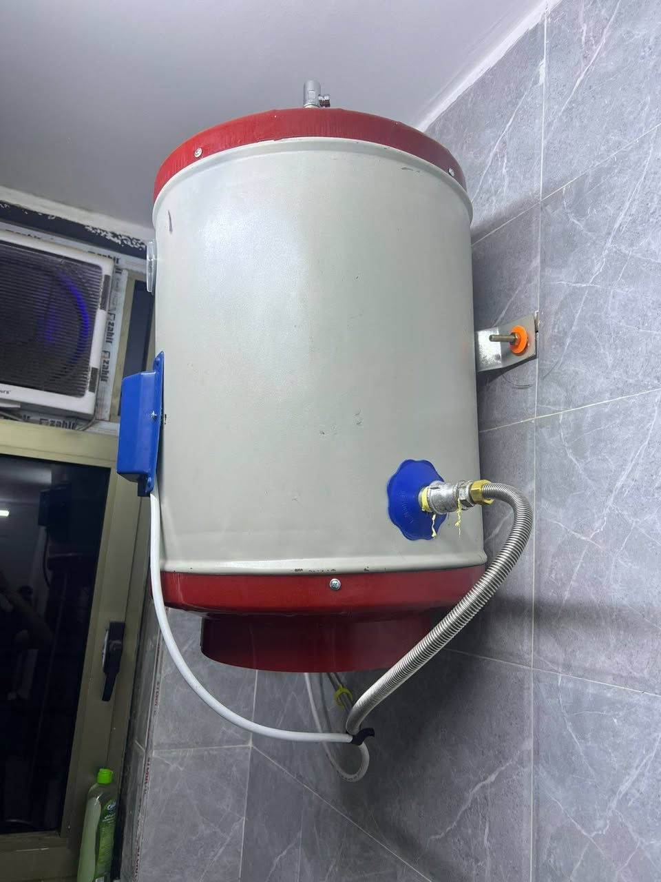 السلام عليكم ثلاجه وطباخ وكيزر للبيع كلهن شغالات واتساب  ***********
