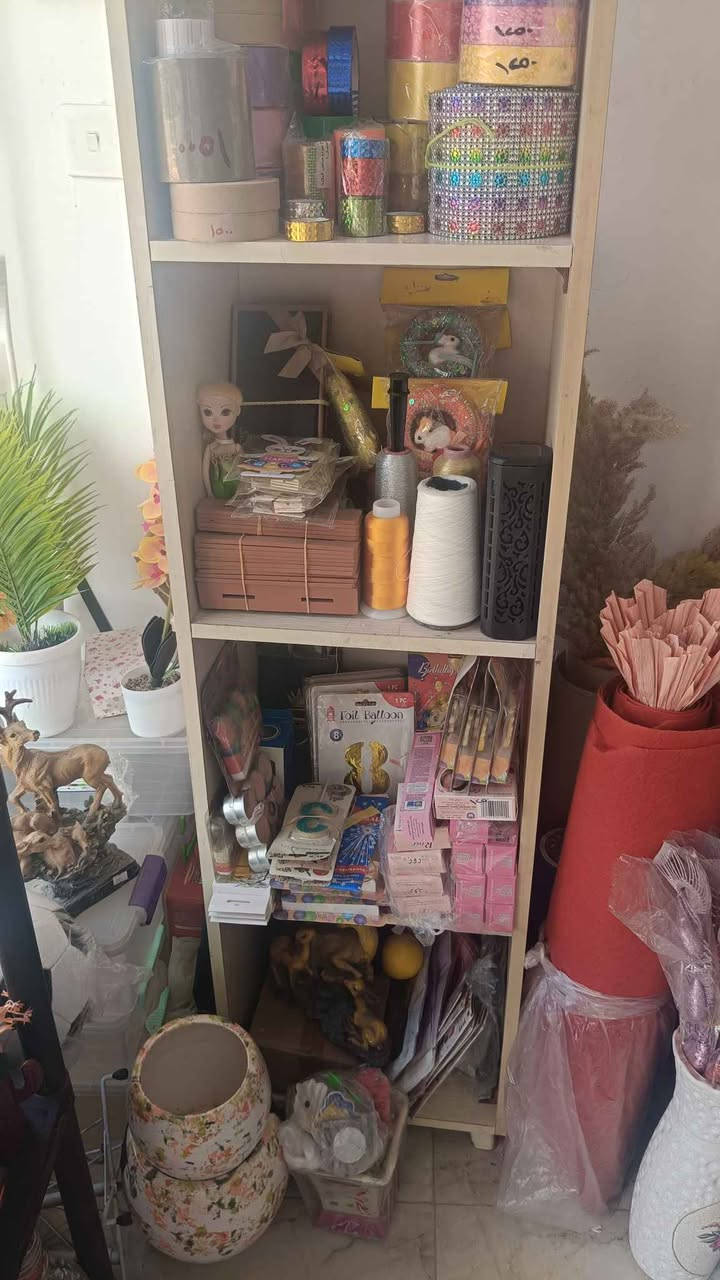 السلام عليكم .. عندي أغراض محل كامل للبيع ...  جمخانة. جام 9  ملم  اثنان  وباب واحد و مظلة حديد  للمحل قياسه 4.. 3  و رفوف  تركي  16  وميز حديد  4 متر طوابق  ومعرض ومواد قرطاسية  و هدايا وتحفيات ومتنوع ومجموعة ملابس نسائية  ومكائن خياطة  صناعيوعدد  2  خياطة وتطريز و وبعض مستلزمات وملابس اطفال   تقريبا   ،، عنوان كركوك  . تسعين . قرب محطة تعبئة الخضراء   
موبايل  ##***********## كركوك, العراق
