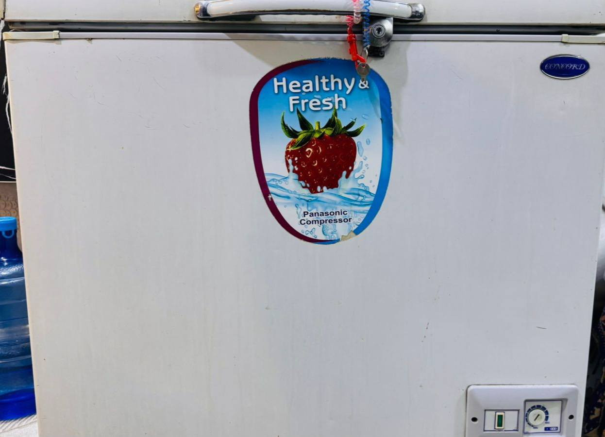 مجمدة كونكورد مستعملة للبيع
بلد الصنع: صنع في لبنان.

Concord (موديل FC1100-SR):
المواصفات الأساسية
• السعة: 290 لتر (الحجم الداخلي).
• استهلاك الطاقة: 170 واط.
• التيار الكهربائي: 1.1 أمبير.
• الجهد الكهربائي: 220 فولت.

مجمدة مستعملة للبيع بسعر 200 الف دينار عراقي قابل للتفاوض 
العنوان بغداد الكرخ / مراسلة الخاص


**إذا كنت صاحب هذا الإعلان وتريد حذفه لأي سبب، رجاءا أرسل رسالة إلى الدعم الفني**