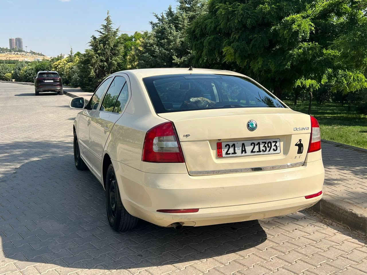 بەناوی خودا 
تاکسی سکۆدا ئۆکتاڤیا ‌(٢٠١١)
پارچە و نیوێک بۆیاغی هەیە 
سەنەوی تا (٢٠٢٧) تازەیە 
سەیارەکە زۆر جوانە و ماڵی دۆستە 
چوار تایەی تازەی لەسەرە 
گێڕ و مەکینە بە شەرت 
نرخ : ٨٧ کەڵا و مەجالێکی کەم 
ژ.م: *********** 
بەس جوابی تەلەفۆن دەدرێتەوە السليمانية, العراق
