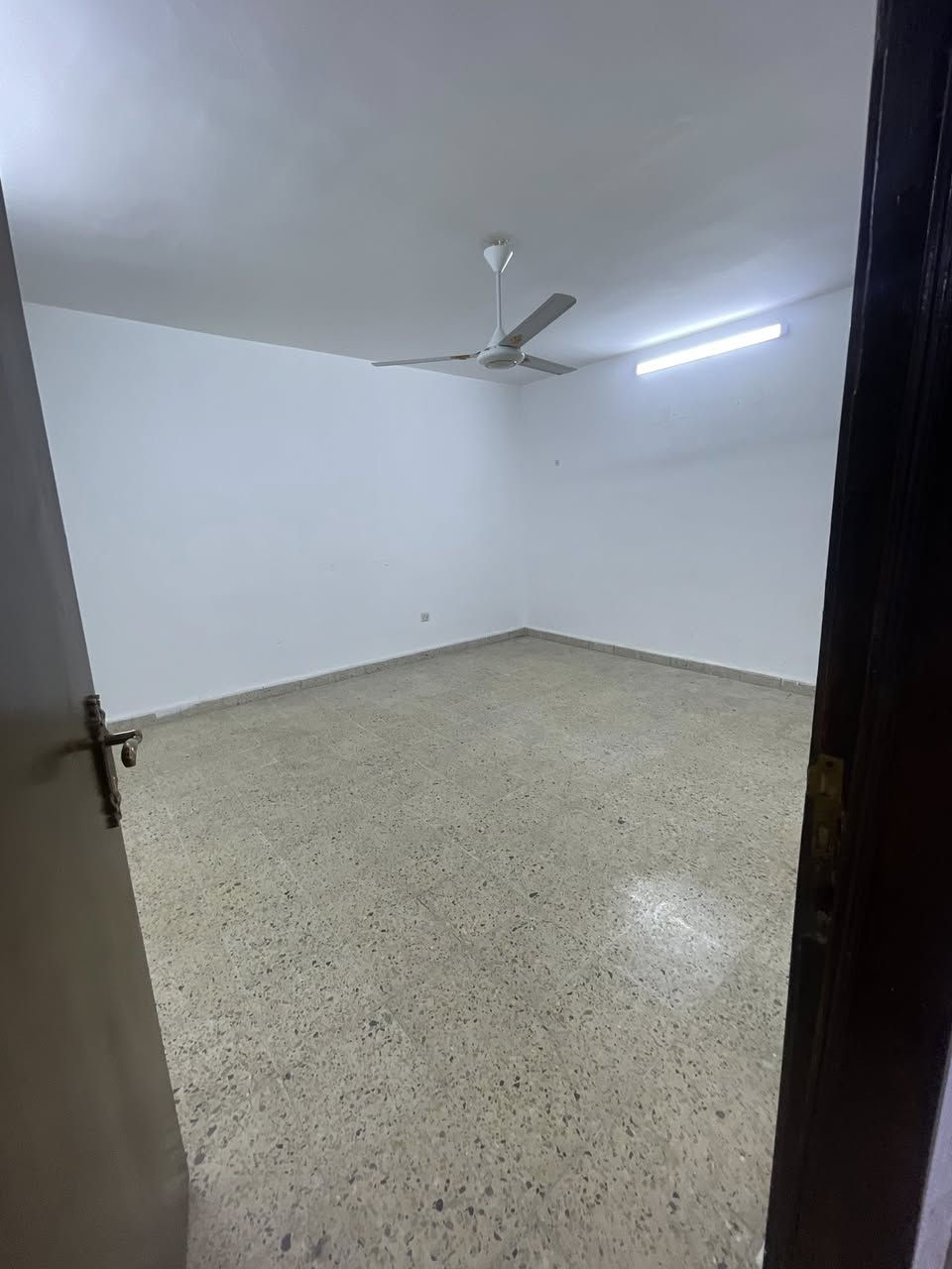 🔴شقق للايجار في الكرادة🔴
📍الموقع : كرادة داخل موقع مميز تجاري
🔷شقة 1 : مشتمل معزول مساحة 190 متر غرفتين وصالة ومطبخ وحمام مع ترك طابق ارضي مع كراج يتسع لاربع سيارات 
🔷شقة 2 : غرفتين وصالة ومطبخ وحمام طابق ارضي 
🔷شقة 3 : غرفة وصالة ومطبخ وحمام طابق ارضي 
🔷شقة 4 : غرفة وصالة ومطبخ وحمام طابق اول 
🔹حالة الشقق  : نظيف 🔹
🔹يصلح ايجار : شركات/ عوائل🔹
————————— 
🏢 شركة المستقبل للاستثمار والتسويق العقاري 
🔺نستقبل كافة عروضكم وطلباتكم 
🔺للاستفسار : 
***********
