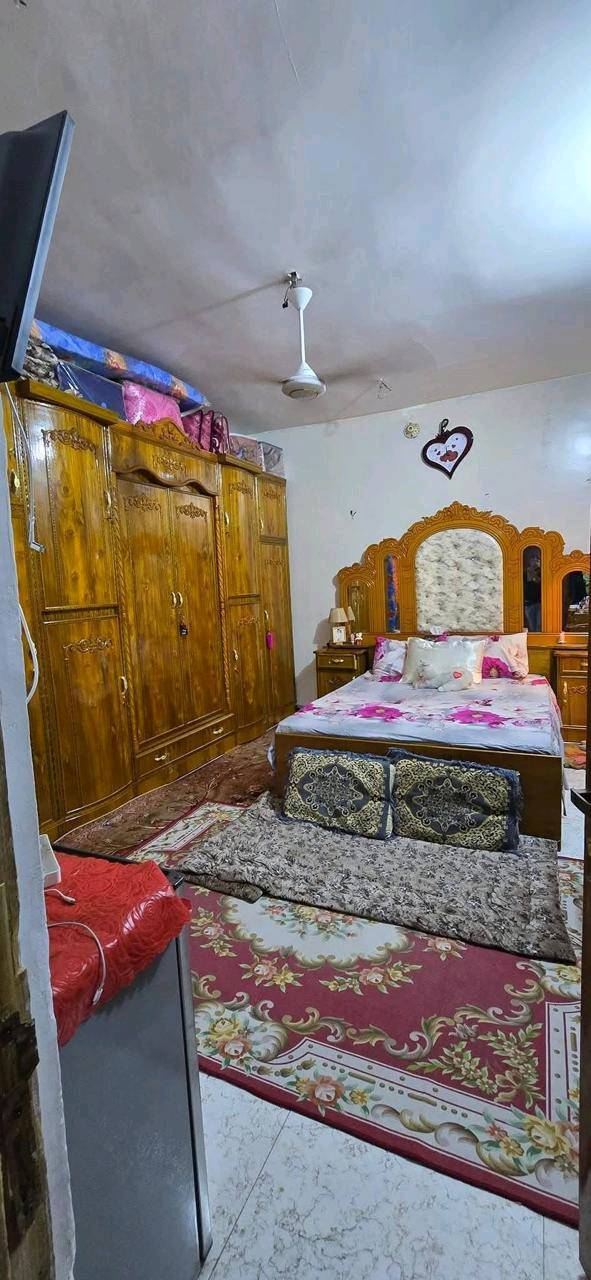 بيت للبيع بسيد اسماعيل طابقين أربع غرف نوم صالتين واستقبال ومطبخ وحديقه ودرج خارجي الطابق الثاني سند 25 المساحة 200 متر التواصل واتساب سعره 130 وبيه مجال
البيت على أي منطقة/حي بالضبط بسيد اسماعيل؟ وإذا ممكن تذكر أقرب معلم أو شارع حتى يكون الموقع أوضح للمشتري.: 
الفرع الرابع مخبز نور الهدئ
كم عدد الحمّامات والبرّادات/المغاسل والمخزن أو السرداب إذا موجود؟: 
حمامات منفصله  وغرفه سويت
الواجهة شنو اتجاهها؟ وعلى شارع رئيسي لو فرعي، وكم عرض الشارع تقريباً؟: 
فرعي  عرض الفرع 7متر
البيت بيه خدمات كاملة لو لا (ماء، كهرباء، مجاري)، وهل أكو شي ملاحظات أو شغل صيانة يحتاجه قبل السكن؟: 
خدمات كامله مي ومجاري و كهرباء وطني كل طابق نضام قاطع ومولده ذهبي