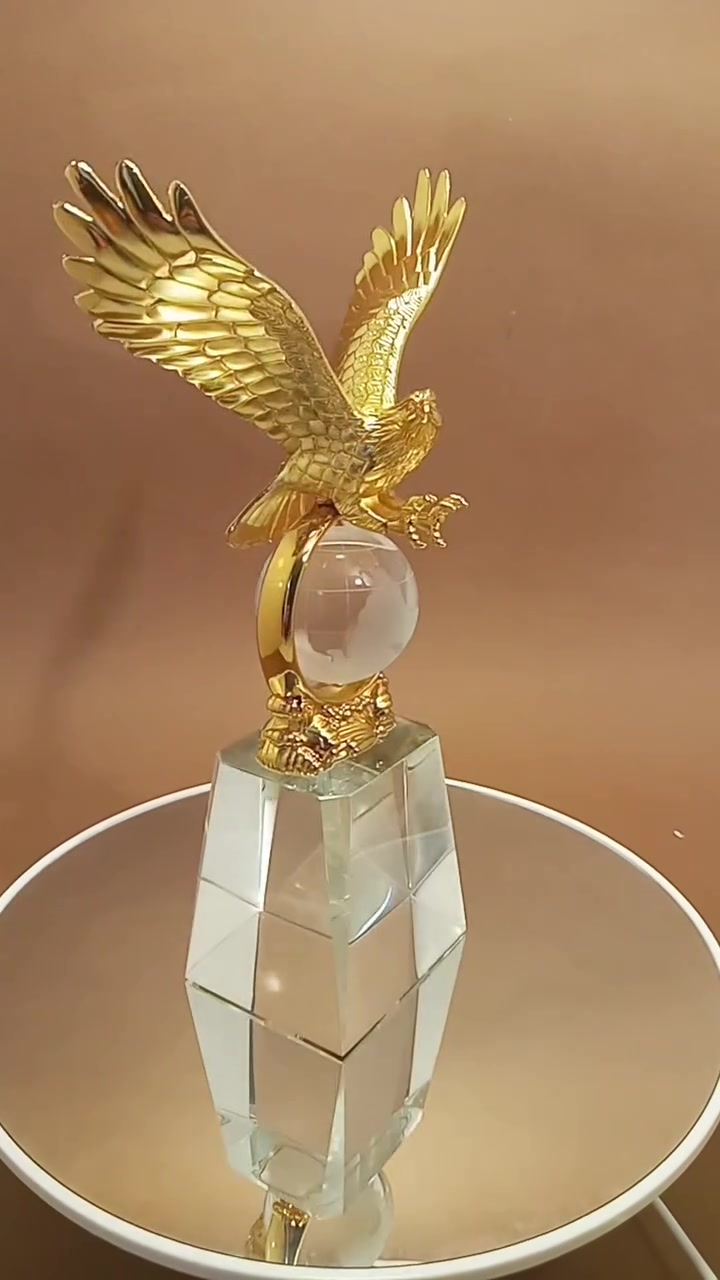 احلى هديه مكتبيه ارتفاع 22 سم السعر 28 الف النسر معدن والقاعدة والكره كرستال للحجز والاستفسار الاتصال بلصفحة أو الرقم *********** ( يوجد توصيل)
