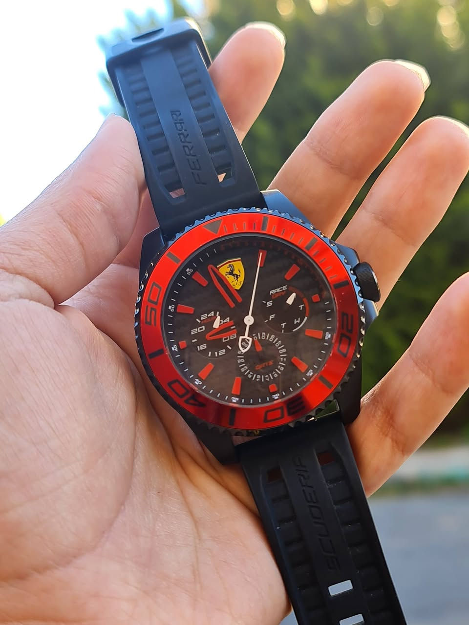 🏎️ FERRARI SPECIAL EDITION | دقة المواعيد الملكية

​للبيع ساعة فيراري (Scuderia Ferrari) الأصلية، التصميم الرياضي الفاخر الذي يمنحك السيطرة الكاملة على وقتك بتفاصيل تقنية متكاملة.

​المواصفات والعدادات الداخلية:

​عداد الأيام: مؤشر خاص يعرض لك يوم الأسبوع الحالي بوضوح.

​عداد التاريخ: عداد مخصص لعرض تاريخ الشهر لضمان تنظيم جدولك.

​نظام 24 ساعة العالمي: عداد إضافي مخصص لنظام التوقيت العالمي،

 لتمييز الوقت (صباحاً/مساءً) بدقة تامة.

​التصميم: إطار "بيزل" رياضي باللون الأحمر الناري مع مينا أسود فخم

 وشعار الحصان الجامح 🐎.

​الحالة والملحقات:

​الحالة: بحالةالوكالة 
​الملحقات: تأتي مع العلبة الأصلية الفاخرة وكتاب 

​للتواصل والشراء:
​📞 رقم الهاتف: [ 0795472588] 

​ساعة تجمع بين الهيبة الرياضية والوظائف اليومية التي لا غنى عنها


**إذا كنت صاحب هذا الإعلان وتريد حذفه لأي سبب، رجاءا أرسل رسالة إلى الدعم الفني**