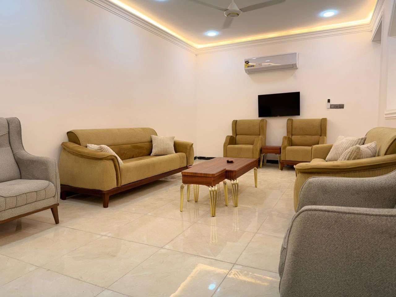 شقق مجهزة للأيجار بموقع مميز في الكرادة
***********
