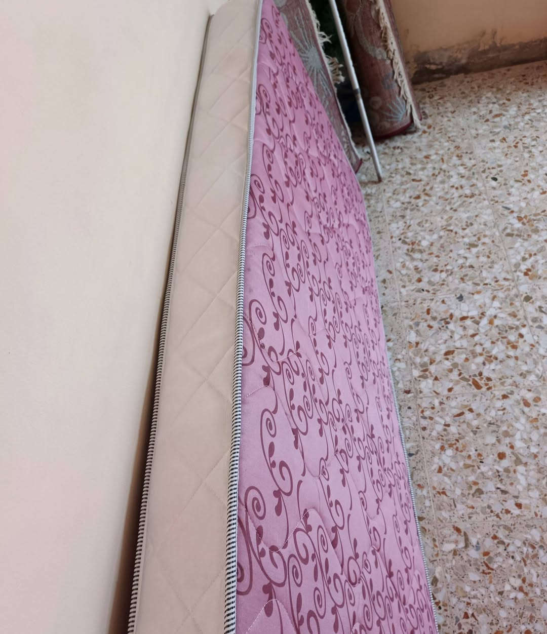 سلام عليكم لبيع دوشك سفنج العالي جديد صارله يومين من اخذنة سعر ٣٥ وبي مجال ***********
