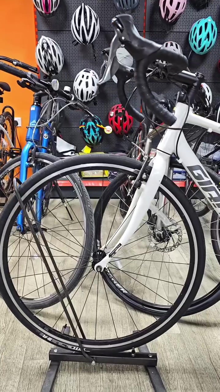 🚴‍♂️ Giant Escape... خفة وسرعة وأداء مميز 🔥

🔹 حجم الإطارات: 28 (C700)
🔹 قياس الفريم: Small
🔹 سستم Shimano Claris
🔹 مزودة بنظامي بريكات لثبات وتحكم أفضل
🔹 مناسبة للمشاوير اليومية، الرياضة والتنقل داخل المدينة

دراجة تجمع بين الراحة والأداء الرياضي بتصميم أنيق من Giant 👌

خدمة توصيل متوفّرة لجميع المناطق
إمكانية الشراء بالأقساط لحاملي بطاقة كي كارد – مصرف الرافدين

🕓 من الساعة 4:30 عصراً إلى 11:00 مساءً

📍 معرض دكتور بايسكل
بغداد – السيدية – شارع ٤٠ (الاطفاء) قرب مطعم SunCity

#Giant
#Escape
#دراجات_هجينة
#دراجات
#دكتور_بايسكل


**إذا كنت صاحب هذا الإعلان وتريد حذفه لأي سبب، رجاءا أرسل رسالة إلى الدعم الفني**