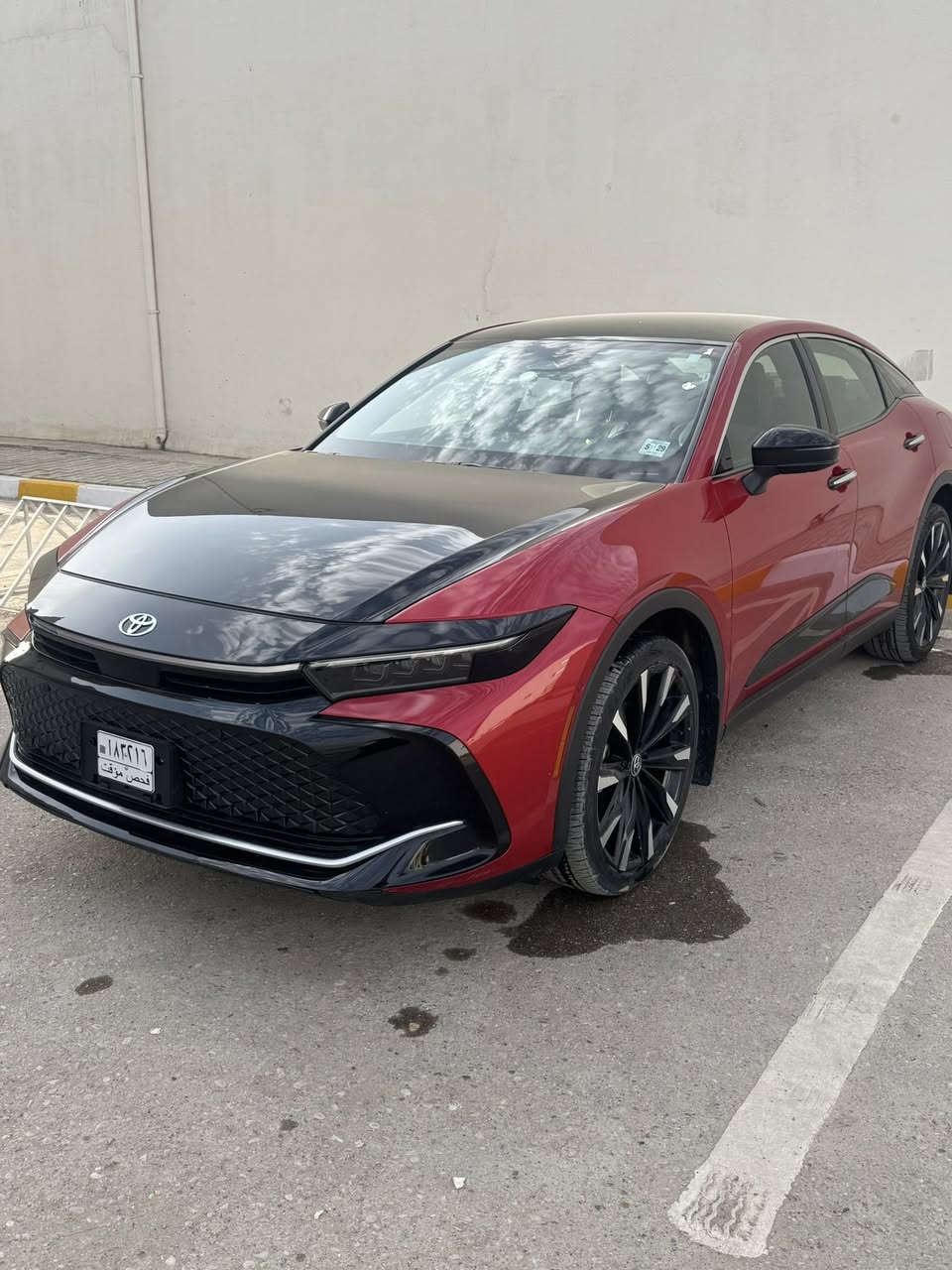 🚗 للبيع: تويوتا كراون بلاتينيوم 2024 (Toyota Crown Platinum) 🚗
لعشاق الفخامة والتميز، ملكة الطريق بحلتها الأجمل..
السيارة غنية عن التعريف، فئة Platinum (أعلى فئة) وبأرقى دمج للألوان (أحمر ملكي مع سقف أسود)، 
📋 تفاصيل السيارة:
• الموديل: 2024.
• المسافة المقطوعة: 13,000 كم فقط (شبه جديدة).
• اللون الخارجي: أحمر وأسود (Bi-tone) مميز جداً.
• المحرك: Hybrid MAX (محرك 2.4 لتر تيربو مع محركات كهربائية) يولد قوة 340 حصان.
• نظام الدفع: دفع رباعي مستمر (AWD).
✨ أبرز المواصفات (البلاتينيوم):
• التصميم: جنوط قياس 21 بوصة بتصميم خاص للفئة.
• المقصورة: كراسي جلد فاخر (تدفئة وتبريد)، شاشة عملاقة 12.3 بوصة تدعم Apple CarPlay و Android Auto لاسلكياً.
• النظام الصوتي: نظام JBL الفاخر (11 سماعة).
• الأنظمة التقنية: كاميرات 360 درجة، نظام اصطفاف ذاتي (Advanced Park)، فتحة سقف بانورامية.
• الأمان: رادار أمامي، نظام الحفاظ على المسار، تنبيه النقاط العمياء، مثبت سرعة تفاعلي.
✅ حالة السيارة:
• السيارة بيهة قطعتين بابين وحادث خفيف بل بيبان + بدلتهن
للتواصل:***********
