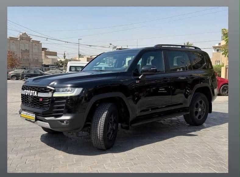 #اخت_الزيروووووو 🔥🔥
لاندكروز 2023 خليجي ( أعلى فئة باللاندكروز ) GR
* ﻿﻿ماشية 30 الف حقيقي  
* ﻿﻿ضمان شركة ساز (SAS) + مغلفة حماية كاملة PPF أصلي 
 مكفولة كفالة عامه من الصبغ والتبديل والحادث وكلشي 
فووول المواصفات السياره   1/1
• محرك 6 سلندر توين تيربو،
جير 10 سرعات.
• دبل (ثقيل/ خفيف)،
دفلوك أمامي وخلفي،
نظام الزحف،
• رادار أمامي،
الحفاظ على المسار،
كاميرات 360.
• شاشة كبيرة،
تبريد وتدفئة مقاعد،
ثلاجة، شحن لاسلكي، فتحة سقف.
كامل لمسات وجنوط GR Sport الأصلية.

مكان السياره بغداد 
للاستفسار ***********
