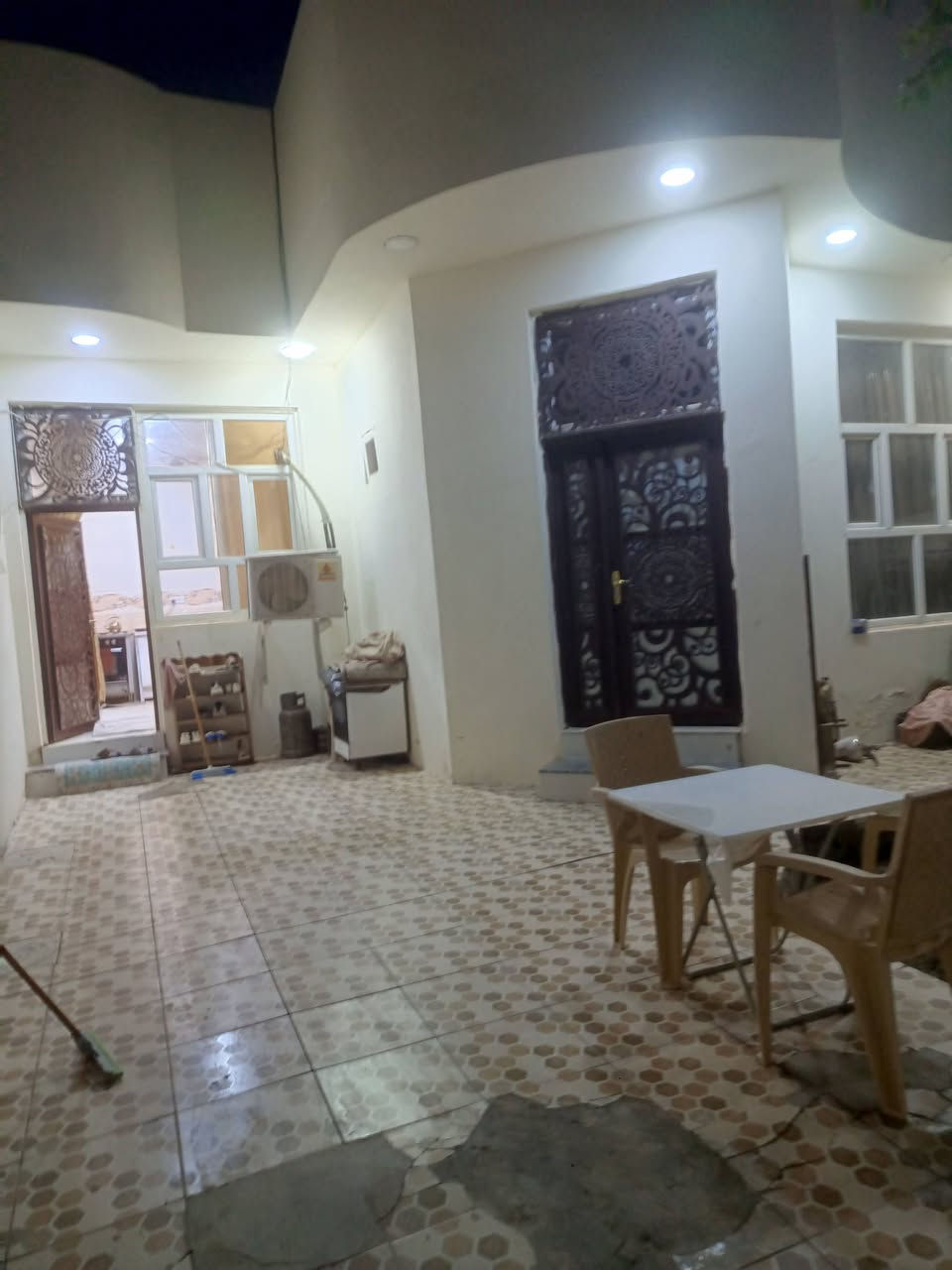 السلام عليكم
بيت للبيع طابو زراعي سند 25
المساحه 200م
الموقع/حولي الجامعه يبعد عن الشارع العام 100متر
البيت طابق واحد
يحتوي على غرفه وصاله واستقبال ومطبخ  والطابق الثاني فقط صاله ومجمع صحيات داخليه +
كراج وحديقه زغيره
البيت بناء حديث 
للأستفسار مراجعه مكتب علي الكرعاوي للعقار ع الحولي قرب مول فيرست
او الاتصال ع الارقام 
***********
***********
***********
