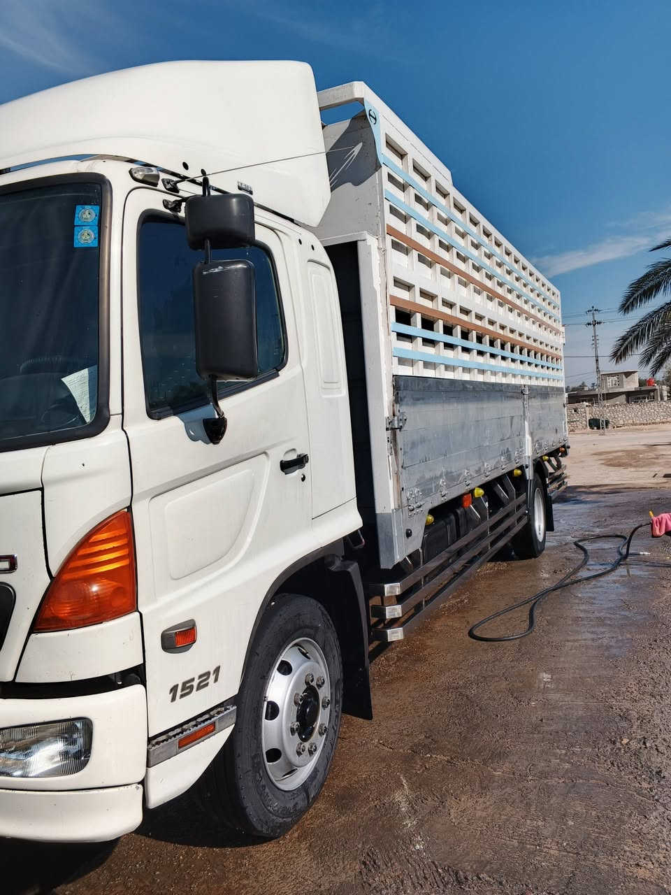 اسلام عليكم هينو للبيع ايسر بلاد فحل  موديل 2021 ماكينه سوبر كير ابو ديوس بريك فراك اربع وياله سايد بريك هوه تخم تاير جديد طول 7 وربع العرض مترين ونصف السياره بسمي 
***********
