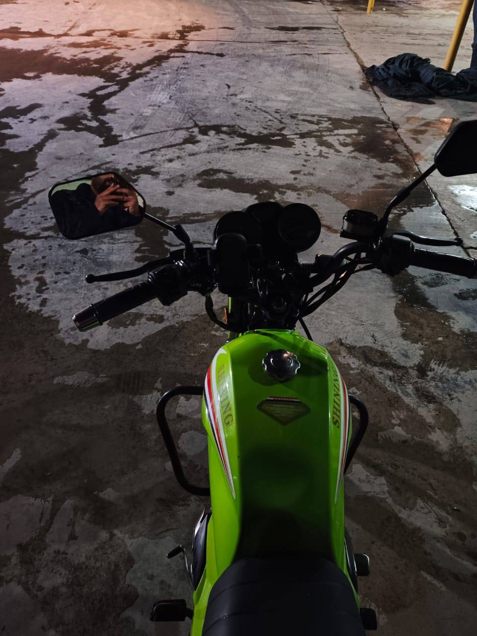 سلام عليكم دراجه شاينك مرقم تحويل ثاني يوم للبيع موديل 23 مكفوله من تاير لتاير وزوج تايرات جدد محرك ممدوده سبانه عليه كهربايات شغاله اي نقص مابيه  الشراي يتصل ويدلل ***********
