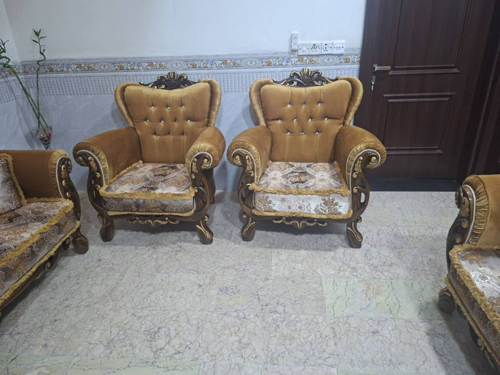 تخم ملكي عشر مقاعد قنفتين ثلاثيه واربع كراسي جديد  مع طبله وسطيه سعر 550 الف
بغداد الجديده خلف مطعم درويش *********** بغداد, العراق
