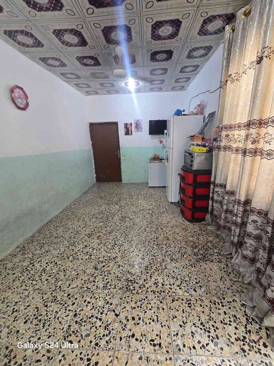 دار 100 متر للبيع 
مقابيل باب خرؤج المطار وتنزل مسافه 100 متر 
الاساس تجعيب طابوك السقف عكاده 
البناء بلوك 
سقوف ثانوية 
سيراميك 
يتكون من 
غرفه وصاله ومطبخ واستقبال 
وصحيات داخليه وخارجيه 
ومنور ع طول الصاله 
بدون دراج وبدون ستاره يعني تشاريف 
تفاصيل أكثر خاص 
رقم صاحب الدار ***********
مندوبه ام جنه
