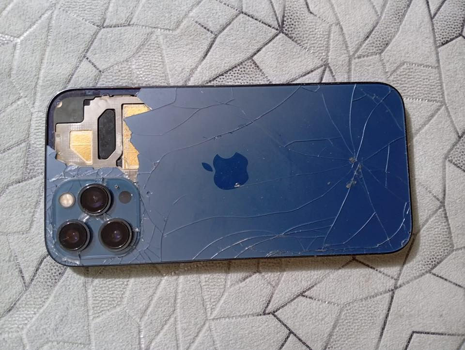 السلام عليكم 
iPhone 12 Pro Max 
ذاكرة 256
بطاريه 100 معلايه ما مبدله
مبدل شاشه اصليه 3 خيارات 
وفيس ايدي شغال 
وضهر مكسور 
سعر 300 
مكاني بغداد
***********
