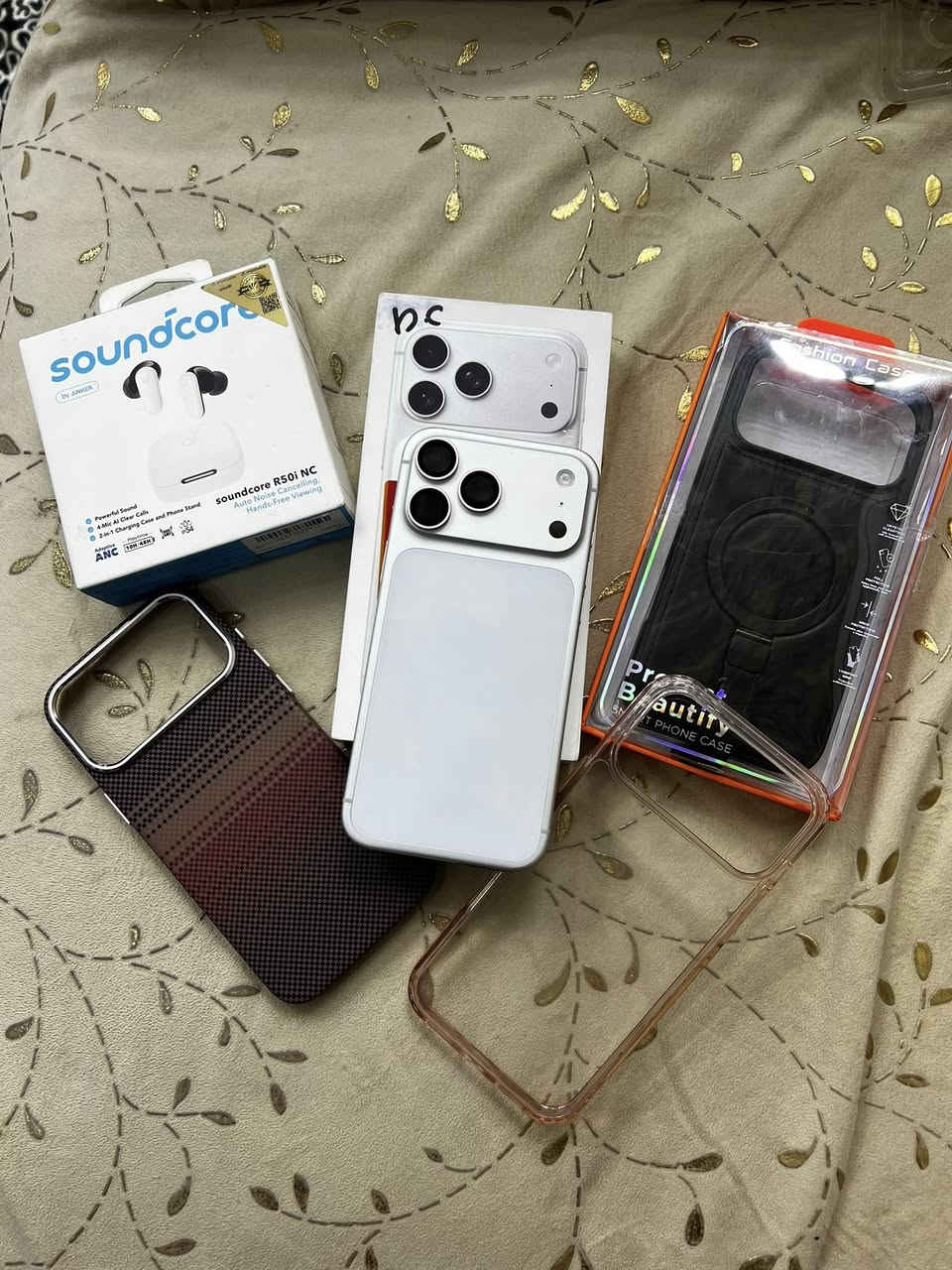 ايفون 17 برو ماكس نسخت CH شريحتين فعليه جهاز مغلف نانو بلكامل وشادله لزكه اصليه للشاشه وياهه كفرين جلد  وسماعه انكر الاصليه رايده 1950 جهازه صالي سبوع من اخذته وريد بيعهه لان حتاجيت الله شاهد وهاذه رقمي ***********
