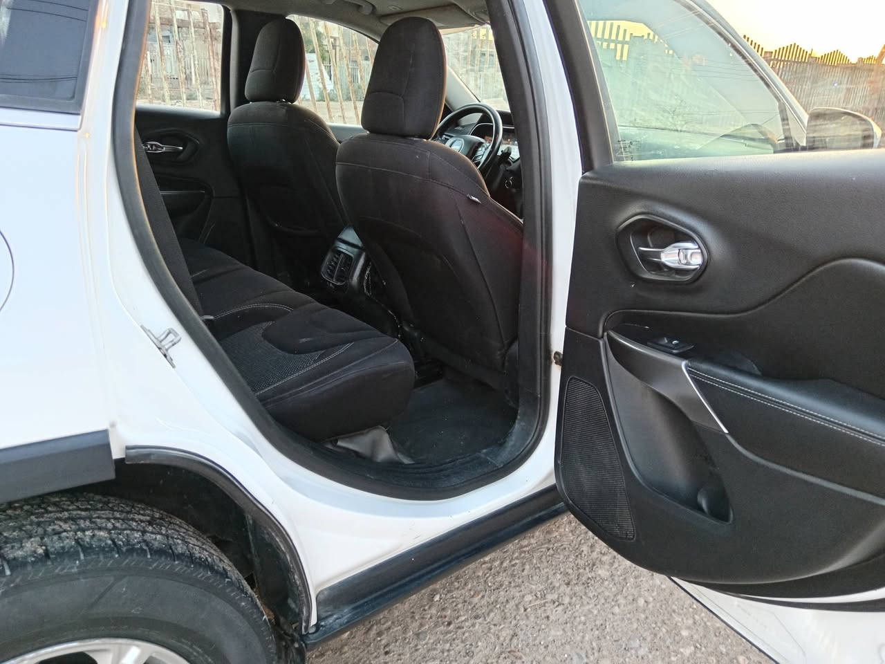 سلام عليكم ورحمة الله جيب شيروكي موديل 2019 محرك 2400 4 اسلندر سونار مرفق مع الصور للتصال *********** المكان ميسان السعر 100
